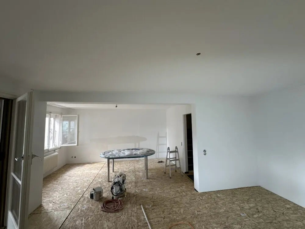 Wohnung nach der Renovation durch triwes Burgdorf — frische Wände und Decke