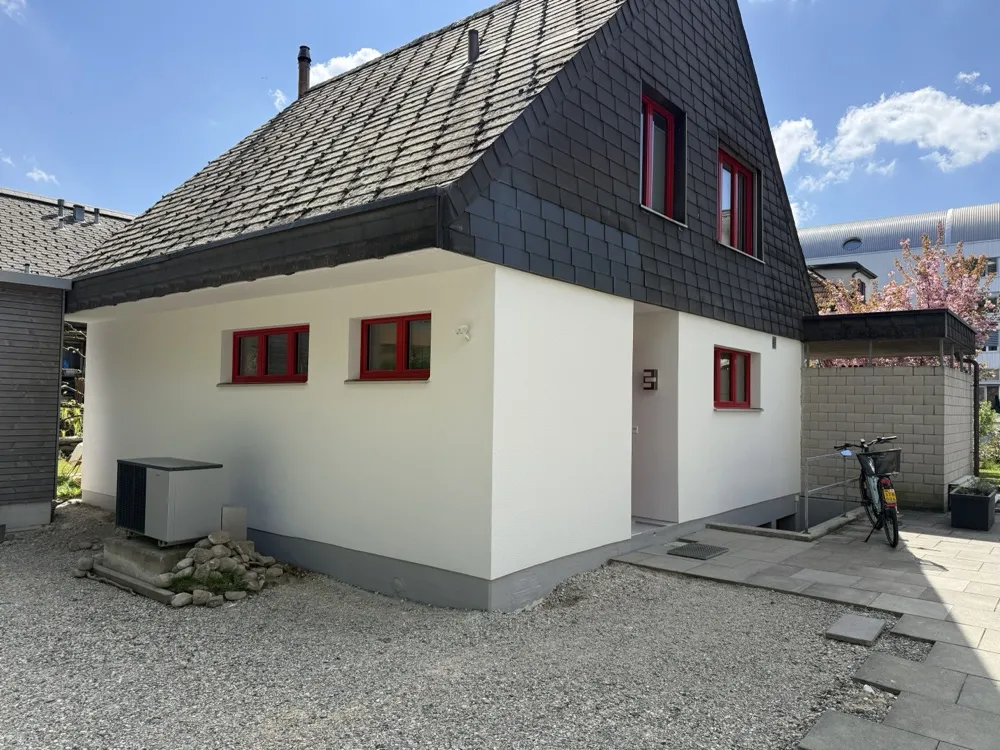 Frisch renovierte Fassade eines Einfamilienhauses durch triwes