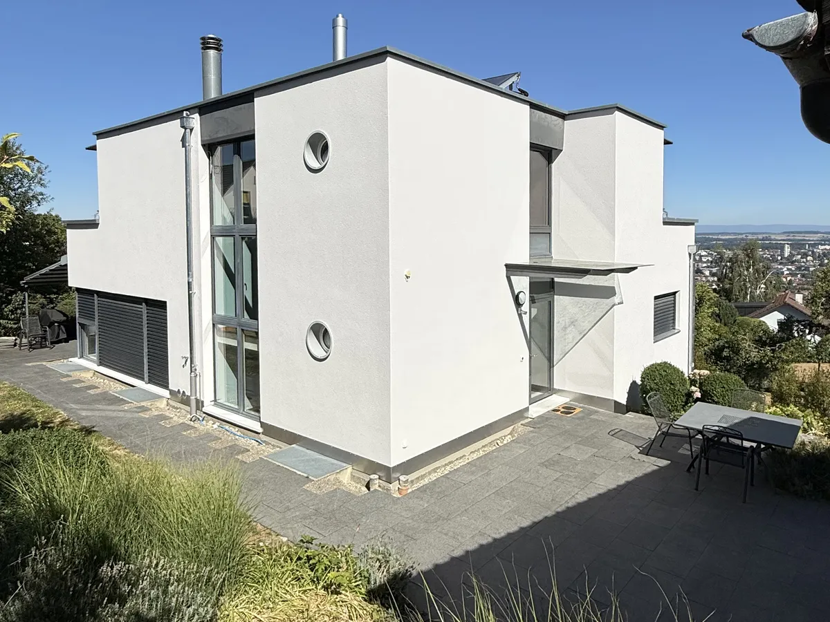 Dasselbe Haus nach der Fassadenrenovation durch triwes, mit erneuerter weisser Fassade