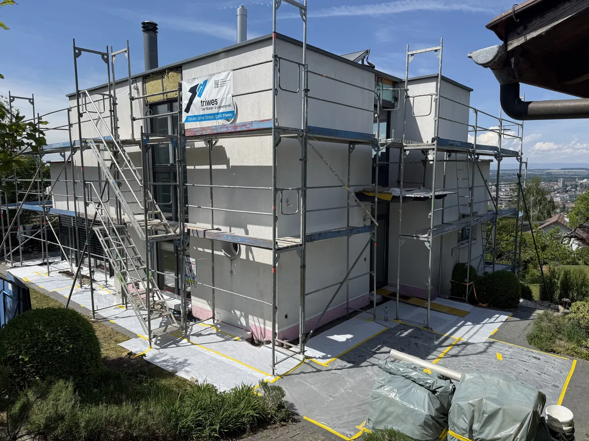 Haus mit Gerüst während der Fassadenrenovation durch triwes