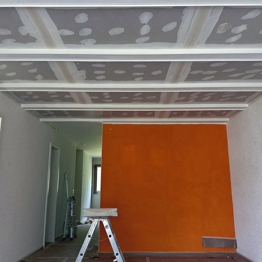 Decke spachteln, Wand in Akzentfarbe