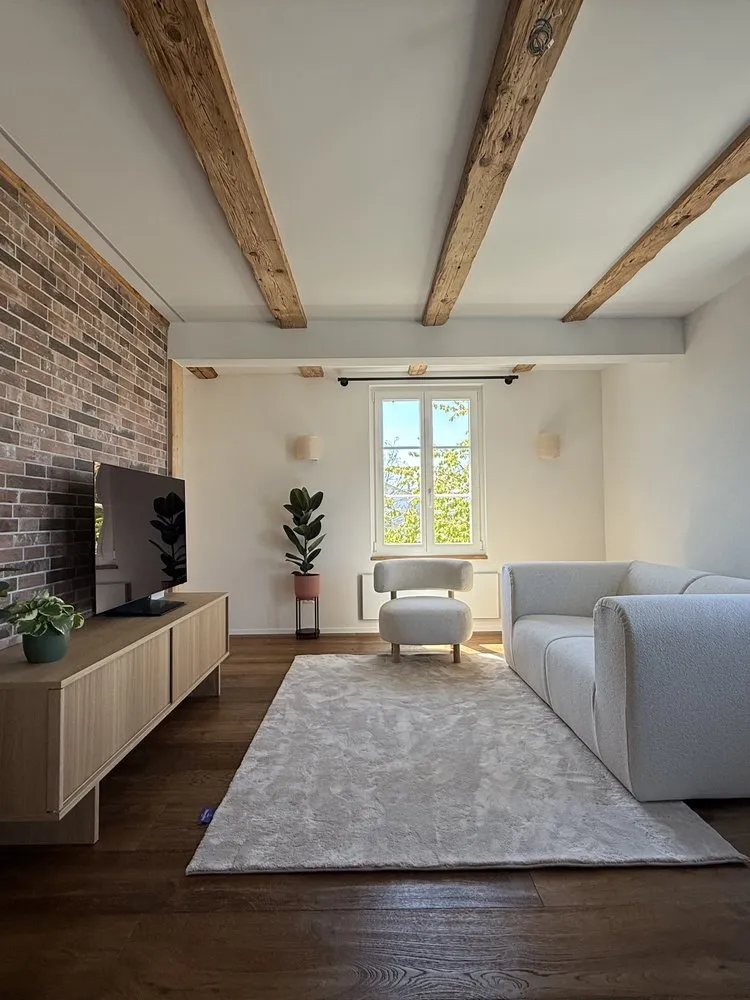 Maler- und Gipserarbeiten von triwes — Wohnzimmer mit Holzbalken