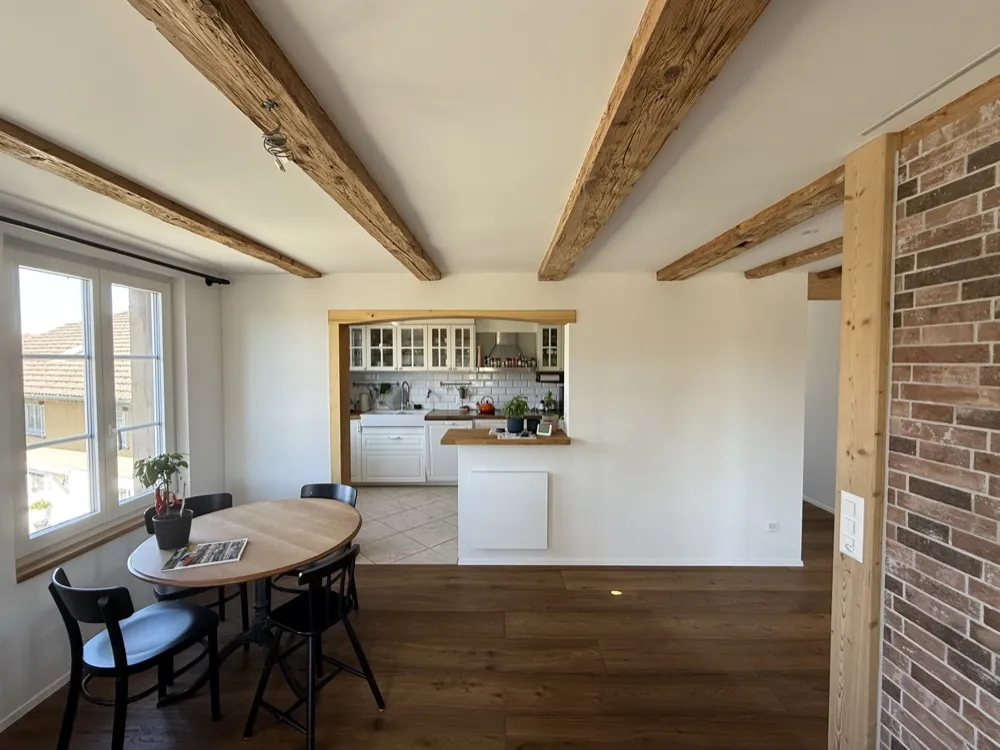 Wohnküche mit Holzbalken und Backsteinwand — Renovation von triwes